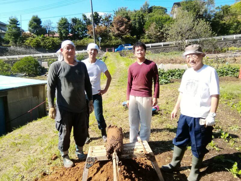 井戸掘り４人